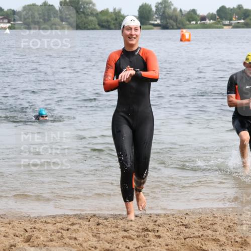 15.06.2025 - 27. Vierlanden-Triathlon Lena Gebhardt http://msf.ph/oto/8032211 15.06.2025 11:13:58 Schwimmen 800, 904, 920 meine-sportfotos.de