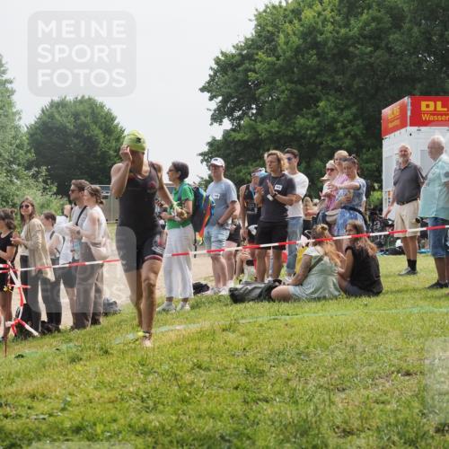 15.06.2025 - 27. Vierlanden-Triathlon KatJ http://msf.ph/oto/8032219 15.06.2025 11:12:08 Schwimmen 921, 934 meine-sportfotos.de