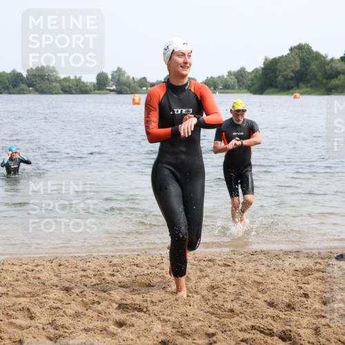 15.06.2025 - 27. Vierlanden-Triathlon Lena Gebhardt http://msf.ph/oto/8032223 15.06.2025 11:14:00 Schwimmen 800, 904, 920, 952 meine-sportfotos.de