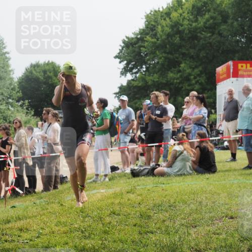 15.06.2025 - 27. Vierlanden-Triathlon KatJ http://msf.ph/oto/8032224 15.06.2025 11:12:08 Schwimmen 921, 934 meine-sportfotos.de