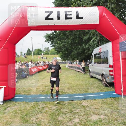 21.06.2025 - 27. Vierlanden-Triathlon MichiJ http://msf.ph/oto/8032227 15.06.2026 12:50:19 Ziel 100 meine-sportfotos.de
