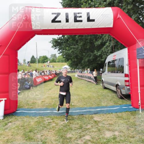 21.06.2025 - 27. Vierlanden-Triathlon MichiJ http://msf.ph/oto/8032233 15.06.2026 12:50:19 Ziel 100 meine-sportfotos.de