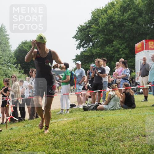 15.06.2025 - 27. Vierlanden-Triathlon KatJ http://msf.ph/oto/8032234 15.06.2025 11:12:08 Schwimmen 921, 934 meine-sportfotos.de