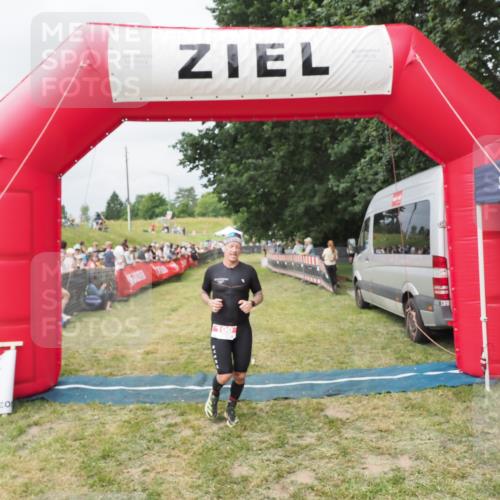 21.06.2025 - 27. Vierlanden-Triathlon MichiJ http://msf.ph/oto/8032238 15.06.2026 12:50:20 Ziel 100 meine-sportfotos.de