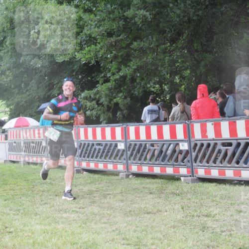 21.06.2025 - 27. Vierlanden-Triathlon KatJ http://msf.ph/oto/8032241 15.06.2025 13:42:41 Ziel 779 meine-sportfotos.de