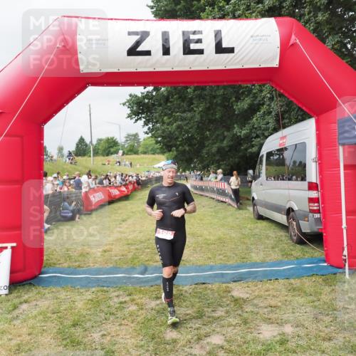 21.06.2025 - 27. Vierlanden-Triathlon MichiJ http://msf.ph/oto/8032243 15.06.2026 12:50:20 Ziel 100 meine-sportfotos.de