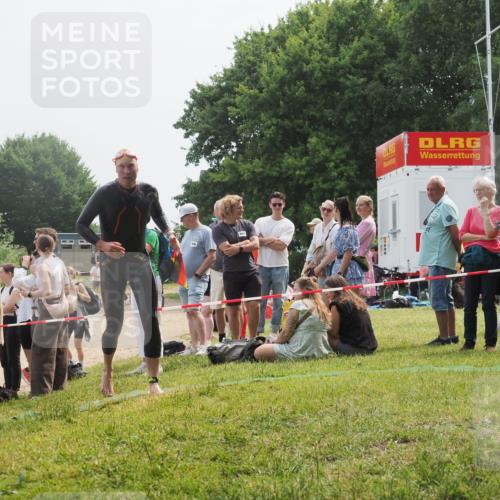 15.06.2025 - 27. Vierlanden-Triathlon KatJ http://msf.ph/oto/8032264 15.06.2025 11:12:15 Schwimmen 785, 934 meine-sportfotos.de