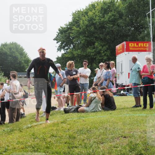 15.06.2025 - 27. Vierlanden-Triathlon KatJ http://msf.ph/oto/8032271 15.06.2025 11:12:15 Schwimmen 785, 934 meine-sportfotos.de