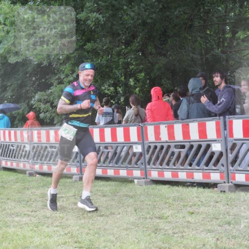 21.06.2025 - 27. Vierlanden-Triathlon KatJ http://msf.ph/oto/8032274 15.06.2025 13:42:42 Ziel 779 meine-sportfotos.de