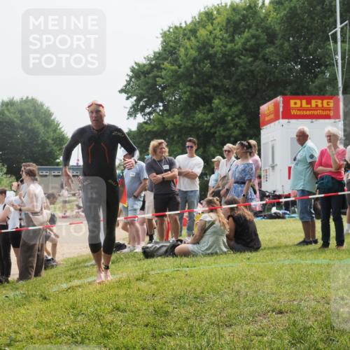 15.06.2025 - 27. Vierlanden-Triathlon KatJ http://msf.ph/oto/8032278 15.06.2025 11:12:16 Schwimmen 785, 934 meine-sportfotos.de