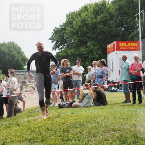 15.06.2025 - 27. Vierlanden-Triathlon KatJ http://msf.ph/oto/8032282 15.06.2025 11:12:16 Schwimmen 785, 934 meine-sportfotos.de