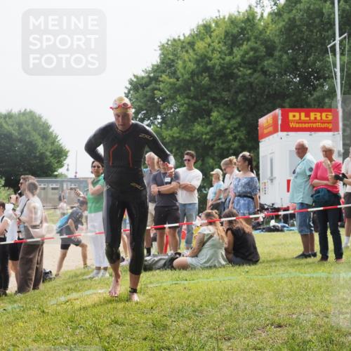 15.06.2025 - 27. Vierlanden-Triathlon KatJ http://msf.ph/oto/8032286 15.06.2025 11:12:16 Schwimmen 785, 934 meine-sportfotos.de