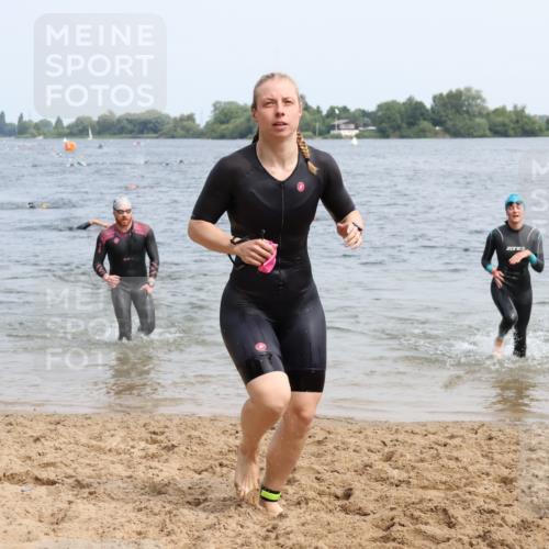 15.06.2025 - 27. Vierlanden-Triathlon Lena Gebhardt http://msf.ph/oto/8032290 15.06.2025 11:14:07 Schwimmen 800, 804, 904, 920, 952, 962 meine-sportfotos.de