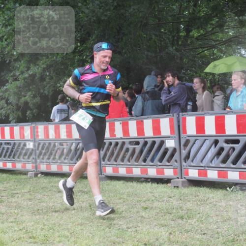 21.06.2025 - 27. Vierlanden-Triathlon KatJ http://msf.ph/oto/8032293 15.06.2025 13:42:42 Ziel 779 meine-sportfotos.de