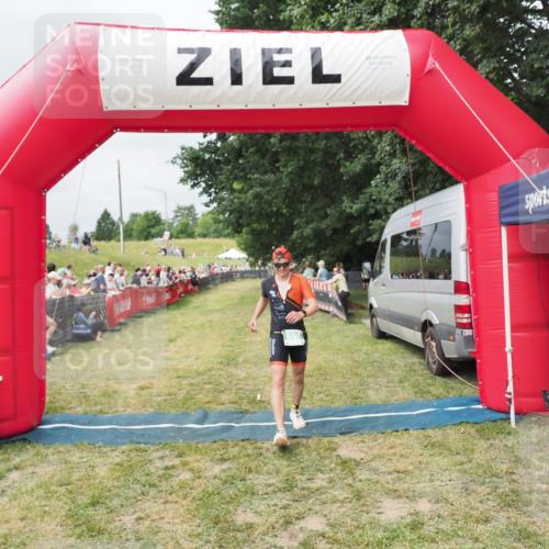 21.06.2025 - 27. Vierlanden-Triathlon MichiJ http://msf.ph/oto/8032294 15.06.2026 12:50:43 Ziel 693 meine-sportfotos.de