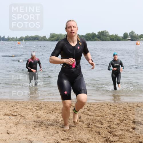 15.06.2025 - 27. Vierlanden-Triathlon Lena Gebhardt http://msf.ph/oto/8032295 15.06.2025 11:14:07 Schwimmen 800, 804, 904, 920, 952, 962 meine-sportfotos.de