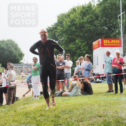 15.06.2025 - 27. Vierlanden-Triathlon KatJ http://msf.ph/oto/8032296 15.06.2025 11:12:16 Schwimmen 785, 934 meine-sportfotos.de