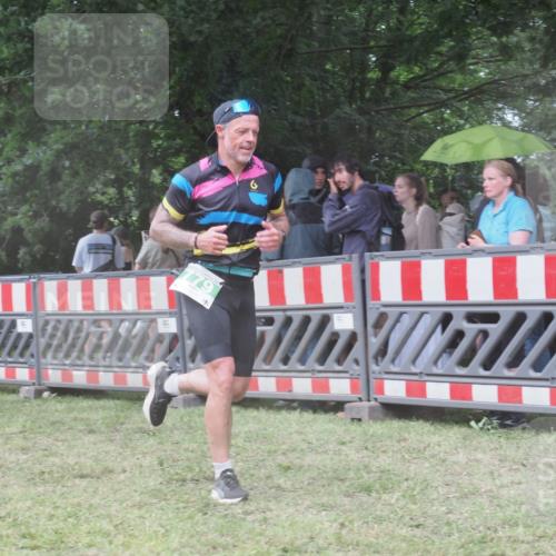 21.06.2025 - 27. Vierlanden-Triathlon KatJ http://msf.ph/oto/8032298 15.06.2025 13:42:42 Ziel 779 meine-sportfotos.de