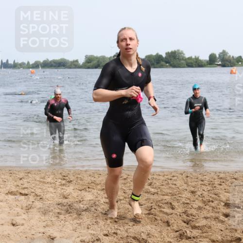 15.06.2025 - 27. Vierlanden-Triathlon Lena Gebhardt http://msf.ph/oto/8032300 15.06.2025 11:14:07 Schwimmen 800, 804, 904, 920, 952, 962 meine-sportfotos.de