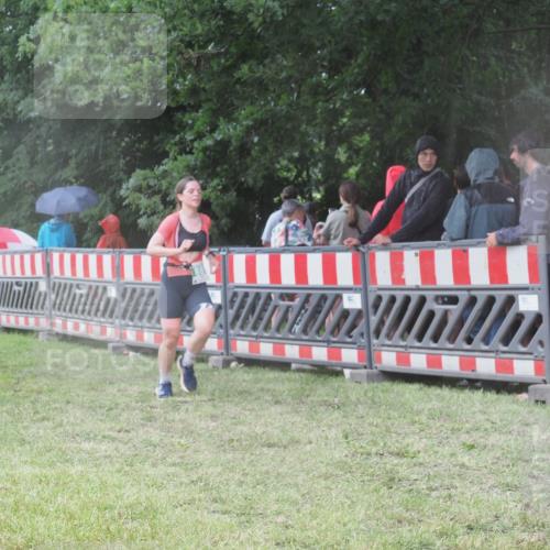 21.06.2025 - 27. Vierlanden-Triathlon KatJ http://msf.ph/oto/8032316 15.06.2025 13:43:03 Ziel 888 meine-sportfotos.de