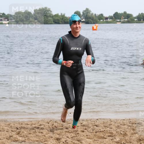 15.06.2025 - 27. Vierlanden-Triathlon Lena Gebhardt http://msf.ph/oto/8032317 15.06.2025 11:14:09 Schwimmen 800, 804, 904, 920, 952, 962 meine-sportfotos.de