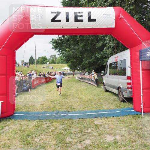 21.06.2025 - 27. Vierlanden-Triathlon MichiJ http://msf.ph/oto/8032319 15.06.2026 12:50:59 Ziel 239 meine-sportfotos.de