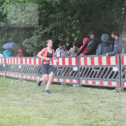 21.06.2025 - 27. Vierlanden-Triathlon KatJ http://msf.ph/oto/8032325 15.06.2025 13:43:03 Ziel 888 meine-sportfotos.de