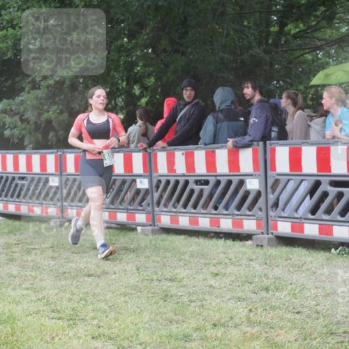21.06.2025 - 27. Vierlanden-Triathlon KatJ http://msf.ph/oto/8032331 15.06.2025 13:43:03 Ziel 888 meine-sportfotos.de