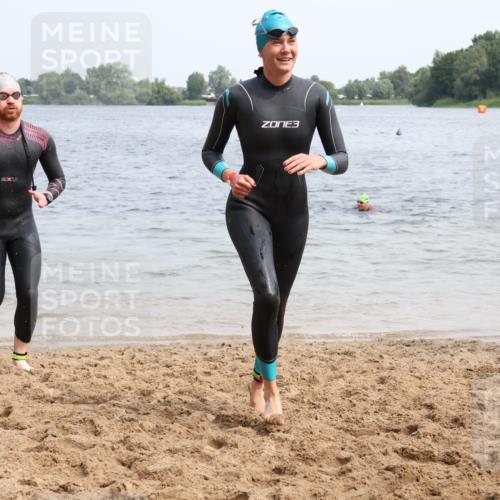 15.06.2025 - 27. Vierlanden-Triathlon Lena Gebhardt http://msf.ph/oto/8032335 15.06.2025 11:14:10 Schwimmen 800, 804, 904, 920, 952, 962 meine-sportfotos.de