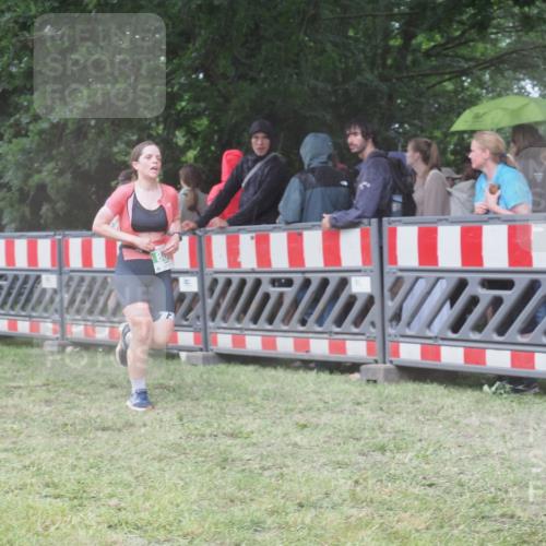 21.06.2025 - 27. Vierlanden-Triathlon KatJ http://msf.ph/oto/8032338 15.06.2025 13:43:03 Ziel 888 meine-sportfotos.de