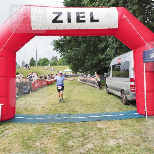 21.06.2025 - 27. Vierlanden-Triathlon MichiJ http://msf.ph/oto/8032340 15.06.2026 12:51:00 Ziel 239 meine-sportfotos.de