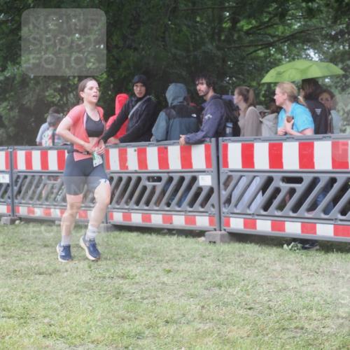 21.06.2025 - 27. Vierlanden-Triathlon KatJ http://msf.ph/oto/8032343 15.06.2025 13:43:03 Ziel 888 meine-sportfotos.de