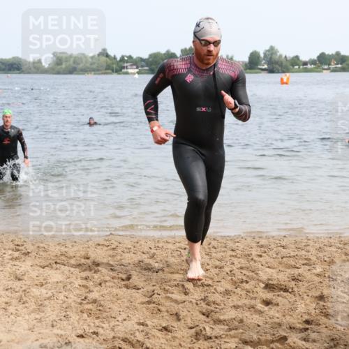 15.06.2025 - 27. Vierlanden-Triathlon Lena Gebhardt http://msf.ph/oto/8032344 15.06.2025 11:14:11 Schwimmen 800, 804, 904, 920, 952, 962 meine-sportfotos.de