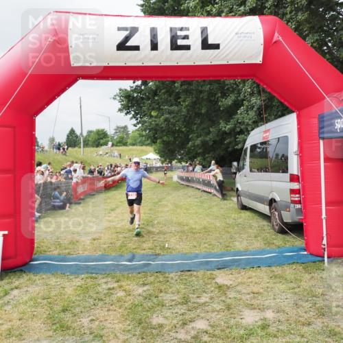 21.06.2025 - 27. Vierlanden-Triathlon MichiJ http://msf.ph/oto/8032347 15.06.2026 12:51:00 Ziel 239 meine-sportfotos.de