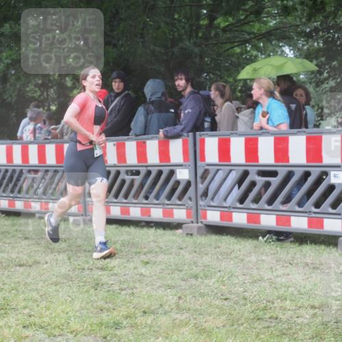 21.06.2025 - 27. Vierlanden-Triathlon KatJ http://msf.ph/oto/8032349 15.06.2025 13:43:03 Ziel 888 meine-sportfotos.de