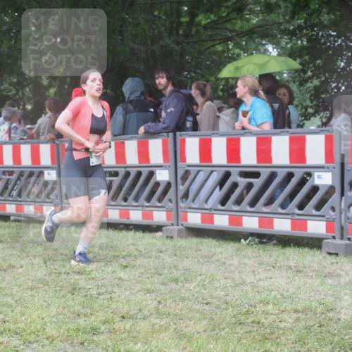 21.06.2025 - 27. Vierlanden-Triathlon KatJ http://msf.ph/oto/8032355 15.06.2025 13:43:04 Ziel 888 meine-sportfotos.de