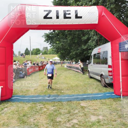 21.06.2025 - 27. Vierlanden-Triathlon MichiJ http://msf.ph/oto/8032358 15.06.2026 12:51:00 Ziel 239 meine-sportfotos.de