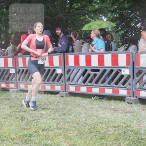 21.06.2025 - 27. Vierlanden-Triathlon KatJ http://msf.ph/oto/8032359 15.06.2025 13:43:04 Ziel 888 meine-sportfotos.de