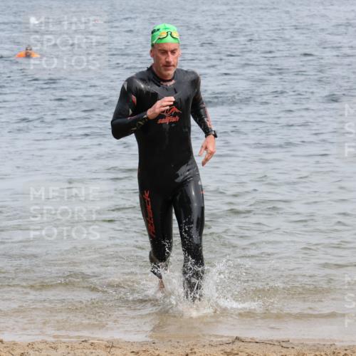 15.06.2025 - 27. Vierlanden-Triathlon Lena Gebhardt http://msf.ph/oto/8032361 15.06.2025 11:14:14 Schwimmen 800, 804, 904, 952, 962 meine-sportfotos.de
