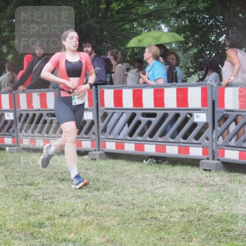 21.06.2025 - 27. Vierlanden-Triathlon KatJ http://msf.ph/oto/8032366 15.06.2025 13:43:04 Ziel 888 meine-sportfotos.de
