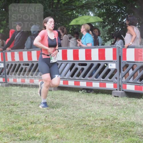 21.06.2025 - 27. Vierlanden-Triathlon KatJ http://msf.ph/oto/8032372 15.06.2025 13:43:04 Ziel 888 meine-sportfotos.de