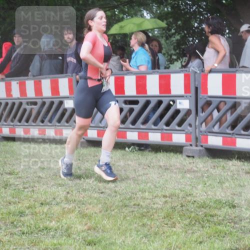 21.06.2025 - 27. Vierlanden-Triathlon KatJ http://msf.ph/oto/8032380 15.06.2025 13:43:04 Ziel 888 meine-sportfotos.de
