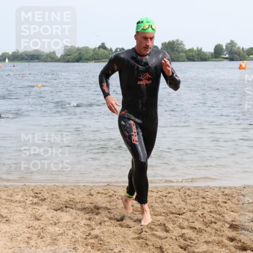 15.06.2025 - 27. Vierlanden-Triathlon Lena Gebhardt http://msf.ph/oto/8032382 15.06.2025 11:14:16 Schwimmen 804, 833, 904, 952, 962 meine-sportfotos.de