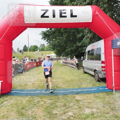 21.06.2025 - 27. Vierlanden-Triathlon MichiJ http://msf.ph/oto/8032385 15.06.2026 12:51:01 Ziel 239 meine-sportfotos.de