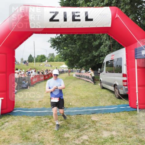 21.06.2025 - 27. Vierlanden-Triathlon MichiJ http://msf.ph/oto/8032417 15.06.2026 12:51:01 Ziel 239 meine-sportfotos.de