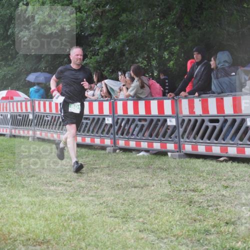 21.06.2025 - 27. Vierlanden-Triathlon KatJ http://msf.ph/oto/8032419 15.06.2025 13:43:13 Ziel 720, 801 meine-sportfotos.de