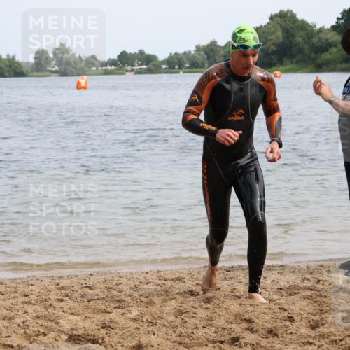 15.06.2025 - 27. Vierlanden-Triathlon Lena Gebhardt http://msf.ph/oto/8032427 15.06.2025 11:14:25 Schwimmen 804, 833, 958 meine-sportfotos.de
