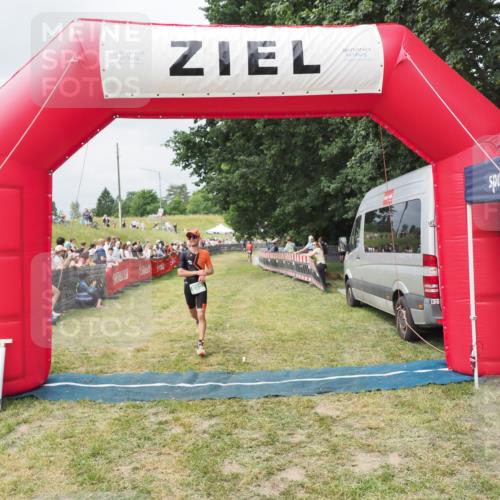21.06.2025 - 27. Vierlanden-Triathlon MichiJ http://msf.ph/oto/8032430 15.06.2026 12:51:08 Ziel 239, 695 meine-sportfotos.de