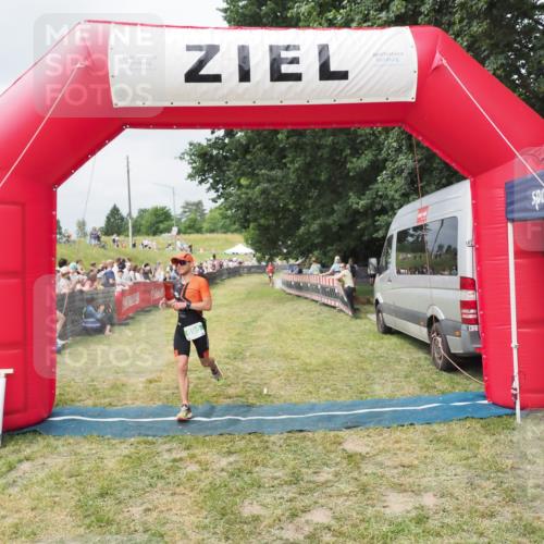 21.06.2025 - 27. Vierlanden-Triathlon MichiJ http://msf.ph/oto/8032452 15.06.2026 12:51:08 Ziel 239, 695 meine-sportfotos.de