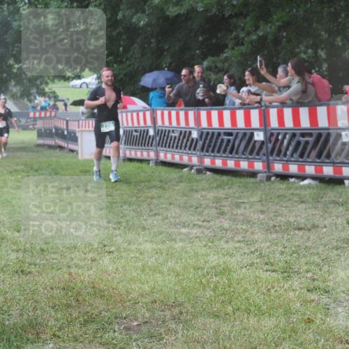 21.06.2025 - 27. Vierlanden-Triathlon KatJ http://msf.ph/oto/8032462 15.06.2025 13:43:19 Ziel 720, 945 meine-sportfotos.de